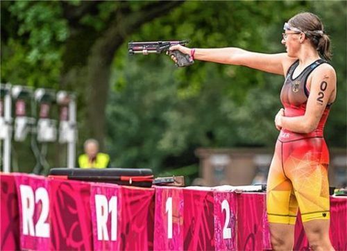 Die 18-jährige Brannenburgerin beim Schießen während dem Triathle.