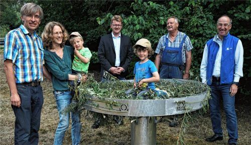 Die Akteure der Storchennest-Aktion in Schwindegg: (von links) Simon und Christiane Vitzthum mit den Söhnen Johannes und Cornelius, Bürgermeister Roland Kamhuber, August Obermeier und Günther Weintzer, Kreisvorsitzender des Landesbundes für Vogelschutz. Foto MELING