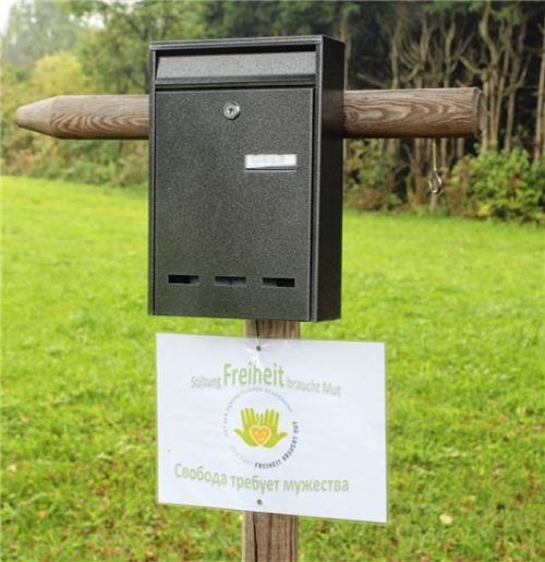 Die Beschilderung am Hof in Deutelhausen: ein Hinweis auf die Stiftung „Freiheit braucht Mut“, auch in kyrillischen Buchstaben.