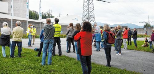 Die Bürgerinitiative „Solidargemeinschaft Funk“ aus Neubeuern demonstriert gegen den bereits im Bau befindlichen Mobilfunkmast am Zementwerk Rohrdorf.Foto Reischl-zehentbauer