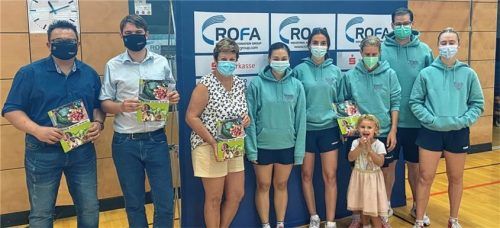 Die Bundesliga-Tischtennisspielerinnen aus Kolbermoor tragen nun faire Hoodies: (von links) die Stadträte Michael Hörl und Leonhard Sedlbauer, Sabine Balletshofer-Wimmer, die Bundesligamannschaft Yuan Wan, Laura Tiefenbrunner, Kristin Lang mit Tochter Carolin, Trainer Michael Fuchs und Naomi Pranjkovic. Foto re