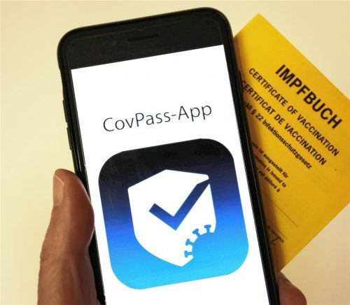 Die CovPass-App und das Impfbuch sind für viele Menschen neue Begleiter, wenn sie das Haus verlassen: Die Diskussionen über die Sinnhaftigkeit und mögliche Folgen der Impfung reißen nicht ab. Foto dpa