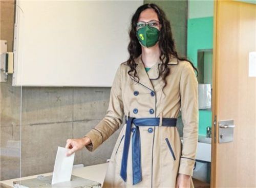 Die Direktkandidatin der Grünen, Viktoria Broßart, während ihrer Stimmabgabe in der Grundschule Erlenau. Foto privat