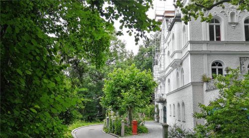 Die enge Innleitenstraße, vorbei am Gillitzerschlössl, und der ebenso schmale Mühlthalweg sind für Lkw über 3,5 Tonnen nicht geeignet. Die Deutsche Bahn will dort mit 40-Tonnern durchfahren.Foto Hampel