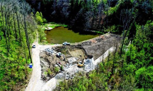 Die Gefahr, dass ein Starkregen eine Flutwelle des Waldsees auslöst, ist mittlerweile gebannt. Im Frühjahr wurden die maroden Stauwerksanlagen im Rahmen einer Sofortmaßnahme saniert. Foto Büro Aquasoli