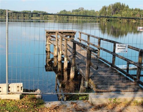 Die hartnäckigen Schwimmer, die immer noch in den Tinninger See gehen, müssen auf den Zugang über den Steg verzichten. Der ist seit August gesperrt, das Holz ist morsch. Foto Hadersbeck