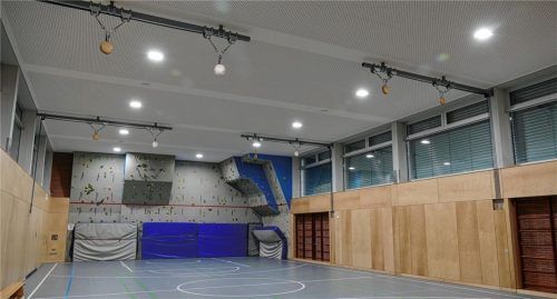 Die Kiefersfeldener Schulturnhalle erstrahlt im Lichte der neuen LED-Leuchten. Fotos Hoffmann
