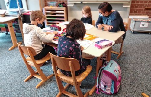 Die Nachmittagsbetreuung hat wieder angefangen. Auf unserem Bild hilft Betreuungsleiterin Anja Schäfer drei Schülern der Adolf-Rasp-Schule bei den Hausaufgaben.Foto Riediger
