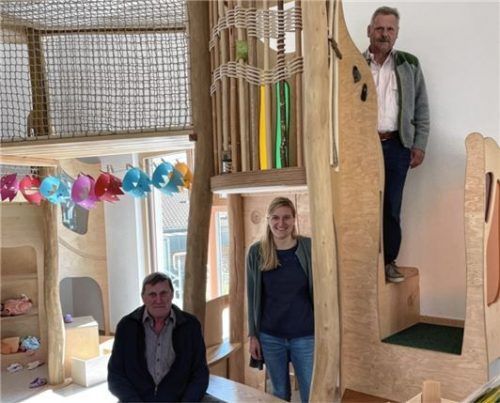 Die neuen Spielgeräte inspizieren (von links) Kirchenpfleger Friedl Köbinger, stellvertretende Kinderhausleiterin Regina Raab und Bürgermeister Sebastian Linner.