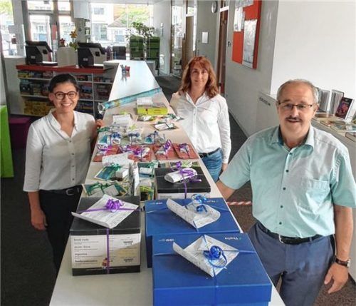 Die Organisatorinnen des Leseclubs Andrea Sondhauß und Tatjana Feuerer sowie Bürgermeister Peter Kloo sind stolz auf die 103 Kolbermoorer Leseratten. Fotos  Re