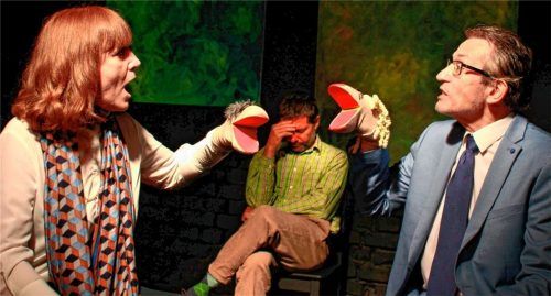 Die Rollenübungen zwischen Joana (Birgit Schier) und Valentin (Frank Magener, rechts) funktionieren nicht so, wie sich das der Paartherapeut (Oliver Schmid, Mitte) vorstellt. Foto re