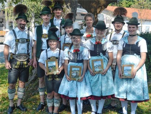 Die Sieger des Frasdorfer Vereinspreisplattelns mit Vorsitzenden Sebastian Graf (Zweiter von rechts)Foto Rehberg