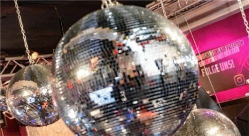 Die Stadt Rosenheim möchte nicht auf eigene Faust eine vorzeitige Öffnung von Nachtlokalen bei der Regierung von Oberbayern beantragen. Foto dpa