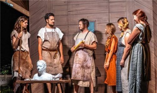 Die Steinmetze werden in ihrer Arbeit unterstützt vom ...