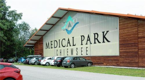 Die Tennishalle soll abgerissen werden und stattdessen Ausgleichsflächen und Parkplätze entstehen. Dafür will das Unternehmen zwei neue Gebäude näher an der Klinik bauen. Foto  Berger