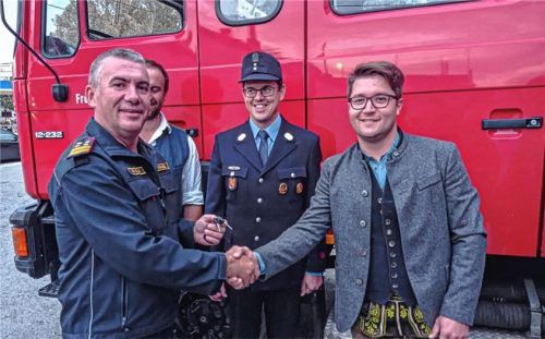 Die Übergabe mit Handschlag besiegelt haben Bürgermeister Johannes Thusbaß (rechts) und der Feuerwehrkommandant von Kutina, Mario Paluh. In der Mitte Hans Hell, der Pruttinger Kommandant. Fotos re
