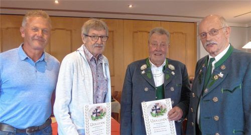 Die wiedergewählten Vorsitzenden Josef Stecher (rechts) und Michael Weissenbacher (links) ehrten Gerhard Gerstl (Zweiter von links) und Engelbert Steiner (Zweiter von rechts) für ihre 40-jährige Mitgliedschaft. Foto vom Dorp