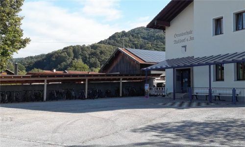 Direkt vor dem Haupteingang der Grundschule befindet sich die Flintsbacher Straße, für die in diesem Bereich eine Geschwindigkeitsbeschränkung von 30 km/h beantragt wurde. Foto Steffenhagen