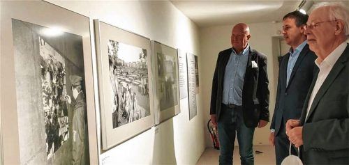 Dr. Jürgen Eminger, der Leiter des Stadtmuseums Traunstein, Oberbürgermeister Dr. Christian Hümmer und Altoberbürgermeister Fritz Stahl, Vorsitzender der Volkshochschule Traunstein (von links), betrachten Fotos von „Schalom. Drei Fotografen sehen Deutschland“ bei der Eröffnung.Foto Giesen