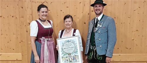 Ehrenmitglied Annelies Weinzierl (Mitte) wurde vom stellvertretenden Vorsitzenden der Bayerischen Trachtenjugend, Andreas Wachs (rechts), und der stellvertretenden Jugendleiterin im Inngau-Trachtenverband, Maria Huber (links), ausgezeichnet.Foto re