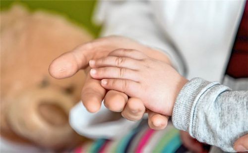 Ein Abschied, der schmerzt: Wenn das eigene Kind stirbt, bricht für Eltern eine Welt zusammen. Foto dpa