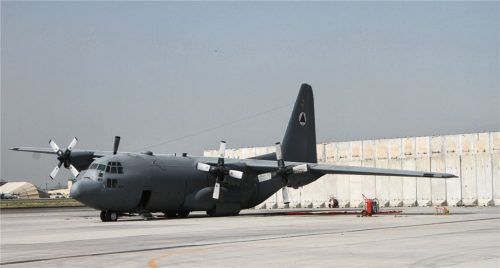 Ein Militärflugzeug steht nach dem Abzug der US-Truppen auf dem Flughafen Kabul. Mit dem Abzug der letzten US-Soldaten nach einem fast 20 Jahre langen Einsatz in Afghanistan richten sich die Blicke nun ganz auf die erneute Herrschaft der Taliban.Foto dpa