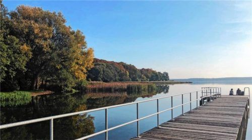Eine etwa zehn Kilometer lange Rundtour führt Wanderer direkt am Neuklostersee entlang. Foto djd-k/www.ostseeferien.de/Elena Fischer