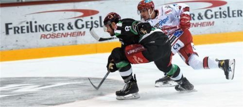 Eine Szene aus dem letzten Aufeinandertreffen beider Teams am 25. Oktober 2020. Tobi Draxinger versucht, den Schuss eines Landshuters zu verhindern. Landshut gewann das Testspiel vor leeren Rängen mit 5:1. Foto  Hans-Jürgen Ziegler