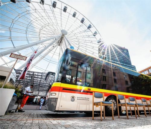 Einmal impfen und gratis Riesenrad fahren: Im Rahmen der bundesweiten Aktionswoche macht ein Impfbus des Bayerischen Roten Kreuzes (BRK) im Münchner Werksviertel Station.Foto  dpa