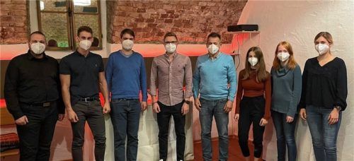 Endlich konnten sich (von links) Andreas Duschl (CSU-Ortsvorstand), Sebastian Daxeder junior, Leonhard Sedlbauer, Fabian Artmann, Sebastian Daxeder senior (CSU-Ortsvorstand), Corinna Hellbach, Magdalena Franke und Johanna Diatka wieder versammeln. Foto  Sedlbauer