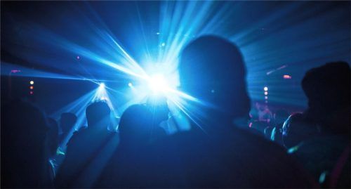 Endlich wieder ausgelassen feiern: Was in Hamburg und Hannover bereits möglich ist, sollte jetzt auch in Rosenheim umgesetzt werden. Doch ein Großteil des Gremiums stimmte dagegen. Foto dpa