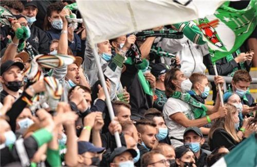 Endlich wieder mit Fans: Gegen Landshut waren 2170 Zuschauer im Stadion und sorgten für eine tolle Stimmung.