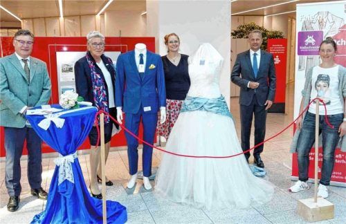 Eröffnen die Ausstellung: (von links) Maßschneider-Meister Heinrich Koula, Innungs-Obermeisterin Monika Reiter, Maßschneider-Meisterin Hildegard Heigl, Sparkassen-Vorstandschef Karl Göpfert und Maßschneider-Meisterin Tjorven Maria Haschke.