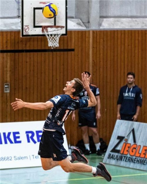 Fabian Bartsch wuchtete wieder jede Menge Sprungaufschläge über das Netz.Foto Bartsch