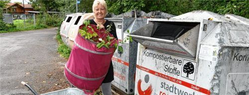 Freude über den zusätzlichen Grüngutcontainer: Ingeborg Dworaczek aus Oberwöhr lobt die Rosenheimer Stadtwerke für die schnelle Reaktion und bedankt sich im Namen ihres Stadtteils. Foto Schlecker