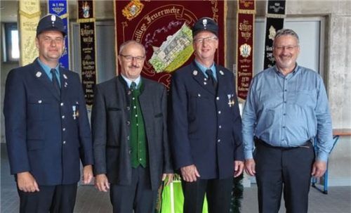 Freuen sich über den Bau: (von links) Zweiter-Kommandant Ernst Langer, Bürgermeister Peter Kloo, Kommandant Josef Hofmann senior, Ingenieur Franz Wudy.