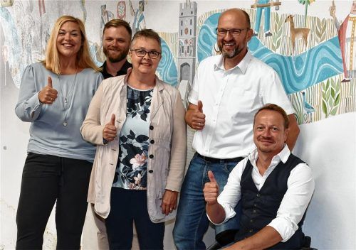 Freuen sich über die Auszeichnung: (von links) Melanie Härdl (Schulpsychologin, Inklusionsbeauftragte, MitgliedI-Team), Phillip Becker (angehender Förderschullehrer, Mitglied I-Team), Schulleiterin Christiane Elgass, stellvertretender Schulleiter Christian Melchner und Peter Stöttner (Inklusionsbeauftragter des Arbeitgebers, Mitglied I-Team). Foto Schlecker