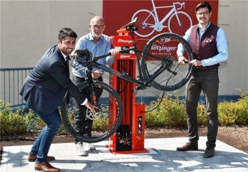 Freuen sich über die neue Radservice-Station: (von links) die beiden Fraktionsvorsitzenden Abuzar Erdogan (SPD) und Herbert Borrmann (CSU) sowie Lorenz Stiglauer, Geschäftsführer der Flötzinger Brauerei. Foto Schlecker