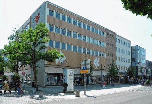 Für das Wohn- und Geschäftshaus in der Münchener Straße 25 gibt es erste Pläne. Laut Verwaltung soll die Außenfassade erneuert werden. Auch von einer Aufstockung ist die Rede. Foto Schlecker