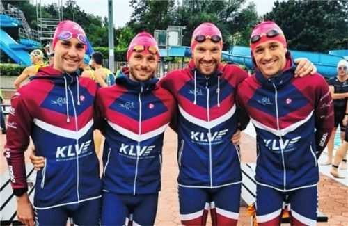 Für die Chieminger Triathleten Stefan Ehehalt, Johannes Green, Florian Fritzenwenger und Simon Manteufel (von links) gab es Rang zwei in der Bayernliga. Foto TSV Chieming