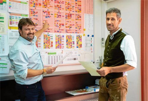 Für einen Laien ist der ausgearbeitete Stundenplan der Franziska-Hager-Mittelschule ein kompliziertes Werk, für Rektor Marcus Hübl (rechts) und Konrektor Wolfgang Hutzler ein roter Faden durch die Schulwoche. Foto Berger