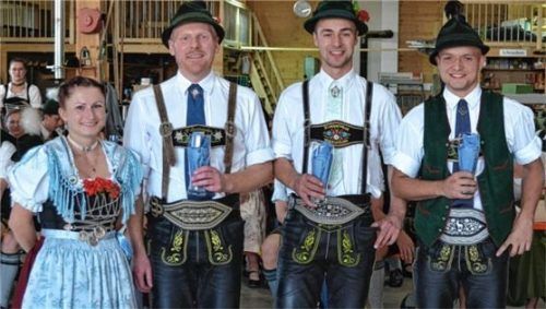 Gaudirndlvertreterin Veronika Bauer freut sich mit dem Zweitplatzierten der Altersklasse VI, Sepp Brem aus Lauterbach, dem Sieger Rainer Preisinger aus Hebertsfelden und dem Drittplatzierten, Sebastian Hauser aus Lauterbach (von links). Foto  re