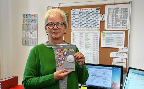 Gertrud Dürberg, Leiterin der VHS Raubling, präsentiert das neue Kursheft für kommendes Semester. Foto Schlecker