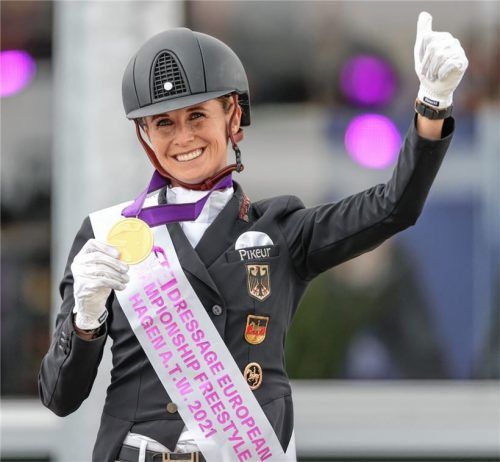Goldiges Lächeln: Doppel-Olympiasiegerin und Triple-Europameisterin Jessica von Bredow-Werndl präsentiert ihre Medaille nach dem Gewinn des Grand Prix Freestyle. Foto DPA/FRiso Gentsch