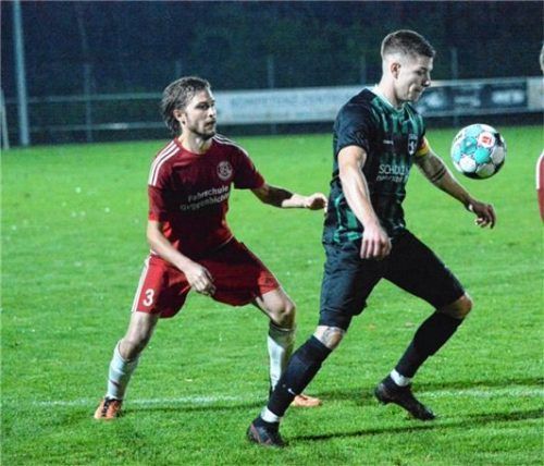 Großholzhausens Ludwig Hingerl (links) hat Priens Torschützen Nicolai Estermann im Visier.Foto Franz Ruprecht