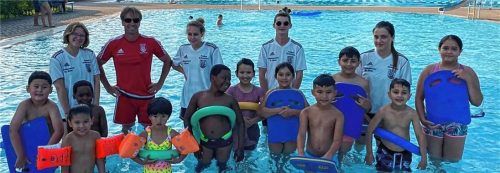 Gutscheine für einen Schwimmkurs: Der Verein will in Zusammenarbeit mit Kolbermoorer Schwimmmeister Charly Meier zwölf Kindern das Schwimmen beibringen.Fotos  Re