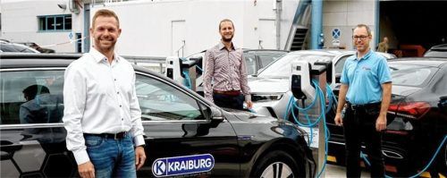 Haben Vorkehrungen für den weiteren Ausbau getroffen: (von links) Günther Beisser (Gummiwerk Kraiburg), Michael Kanzler (Stadtwerke) und Peter Müller (Elektro Müller) bei der Inbetriebnahme der neuen Ladeinfrastruktur auf dem Betriebsgelände des Waldkraiburger Unternehmens.Foto  Gummiwerk Kraiburg