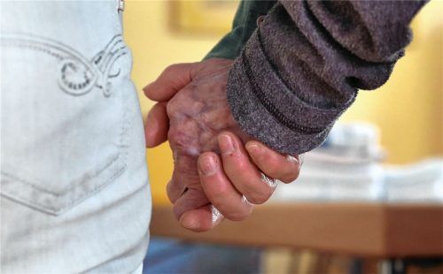 Hand in Hand: Der Verein Nachbarschaftshilfe Kolbermoor steht Angehörigen von Demenzkranken seit 2009 zur Seite. Foto dpa
