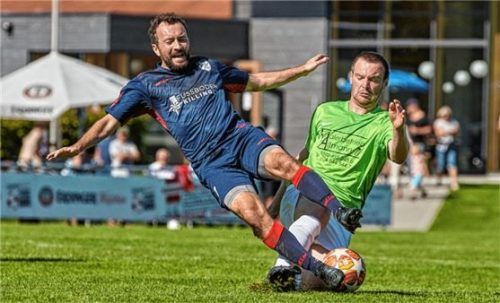 Harter Zweikampf zwischen Josef Rauscher vom ASV Au und Pascal Weyland vom SV Vogtareuth.Foto Habermann