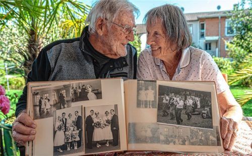 Hermann und Marianne Kink schwelgen in Erinnerungen an ihren Hochzeitstag vor 65 Jahren. Foto Thomae